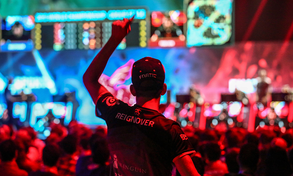 DK飞机团战精准收割，掌控地图资源拉开经济差距轻取首局